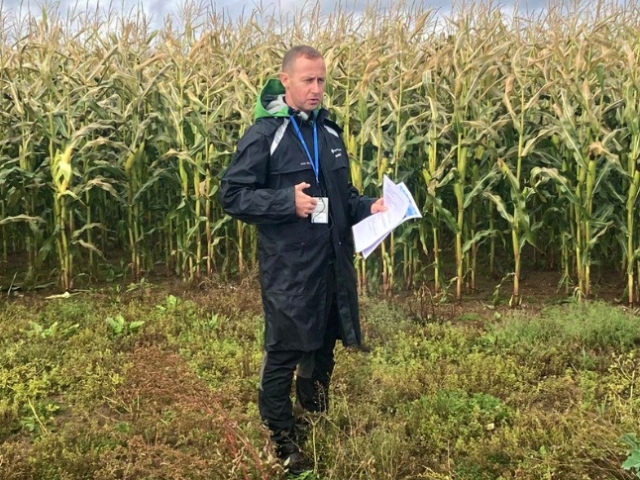 Maisipäev Muuga PM maisipõllul, 2022. Seemnete tootejuht Tanel Käbin tutvustas põllupäeval sordivõrdluskatses olevaid sorte.